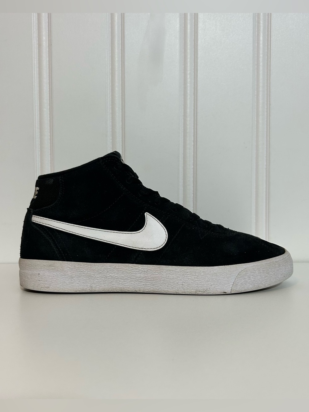 Nike sb bruin Black Suede Mid-Top Sneakers with White Swoosh
